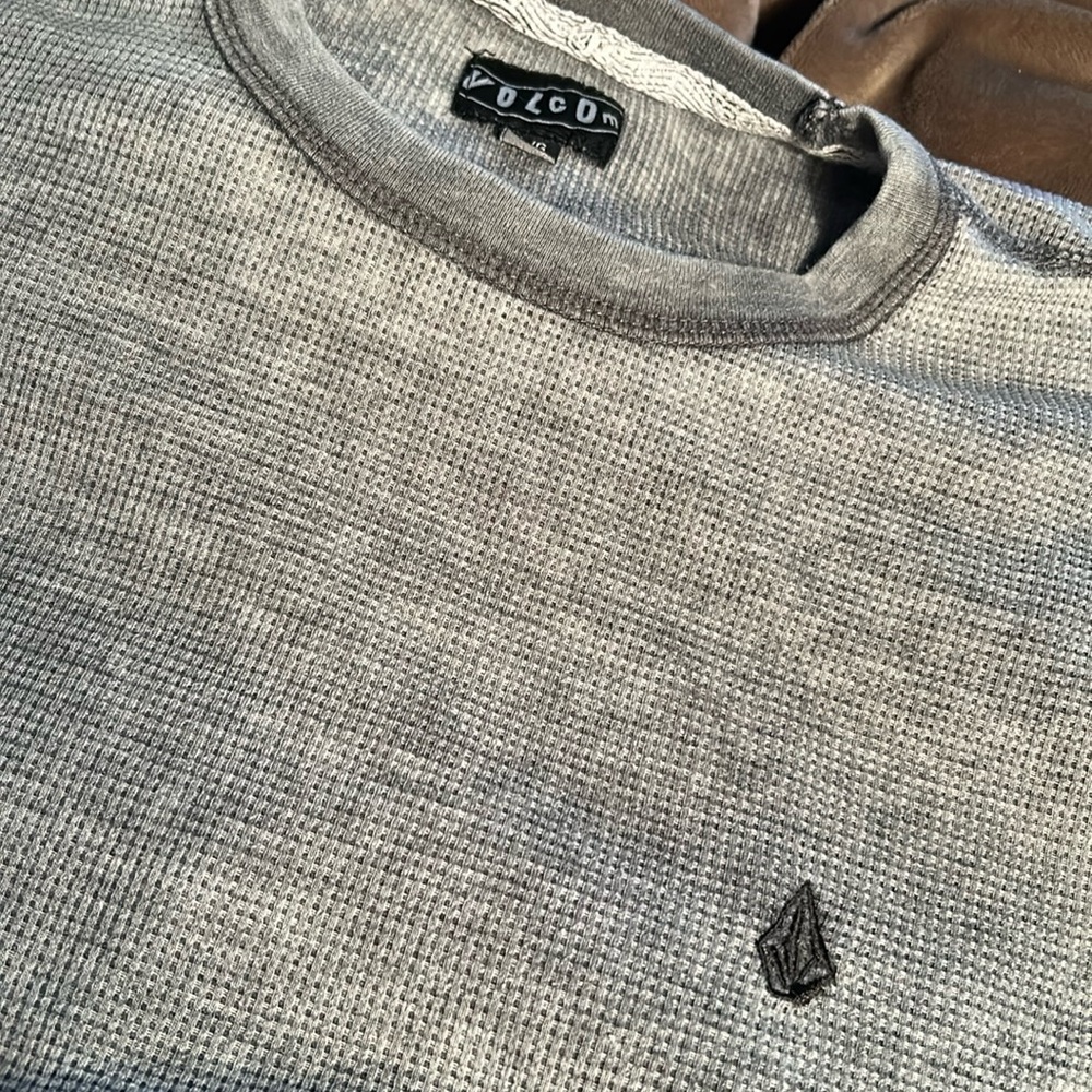 Men’s Volcom gray thermal shirt Size large